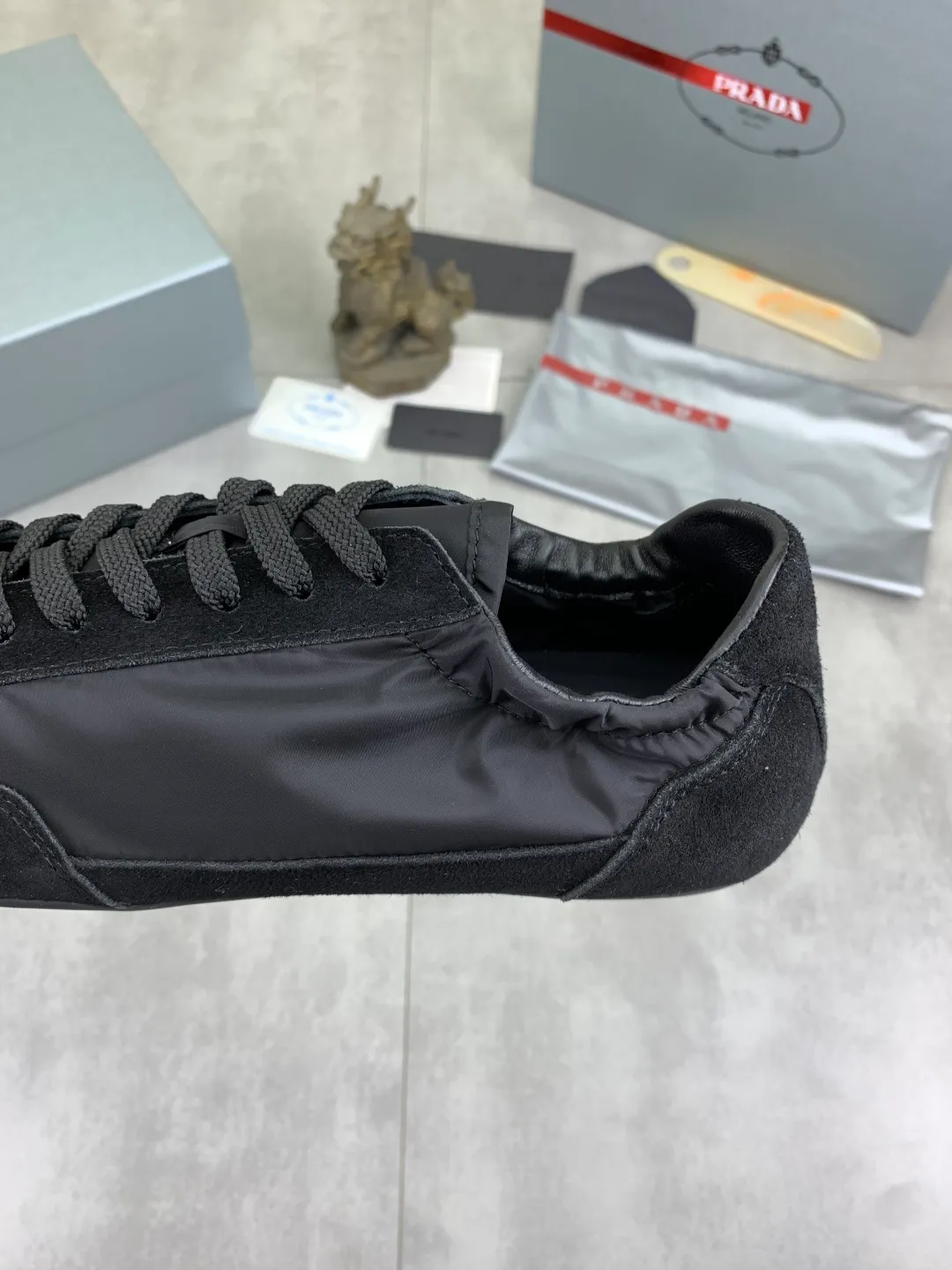 Men's shoes 💰P500💰【New style】hot style is on the official website, 🆘 Trendy brand (Prada) mainly promotes hot style, avant-garde and versatile fashion men's shoes private version mold opening, cowhide surface splicing 1:1 replica... fashionable and simple, original imported cowhide lining cowhide feet; the atmosphere and personality are more fashionable, eye-catching and pursuing class. It will subvert the old idea and be a must-have for fashion trendsetters with you! Must keep it for yourself! Tall and comfortable, large and low, high-end quality workmanship. Size: 38-44; 6️⃣colors available.